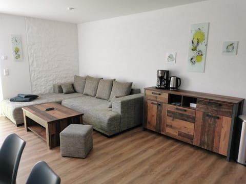 Coffee/tea facilities, Living room, Seating area