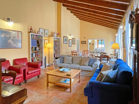 Library, Living room, Seating area