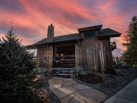 Beautiful Views! Jacuzzi, Indoor Outdoor Fireplace, Steps to Lake Estes House in Estes Park
