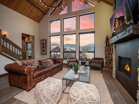 Relax in Luxury - Two Large Patios, Jacuzzi, Indoor Outdoor Fireplace House in Estes Park