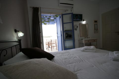 Bed, TV and multimedia, Coffee/tea facilities, Photo of the whole room, Bedroom