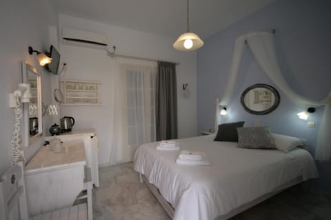 Bed, TV and multimedia, Coffee/tea facilities, Photo of the whole room, Decorative detail, Bedroom