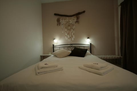 Bed, Photo of the whole room, Decorative detail, Bedroom