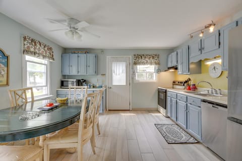 Ideal Narragansett Location with Furnished Deck! Casa in Narragansett Beach