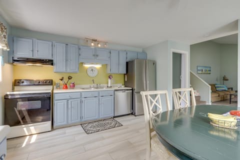 Ideal Narragansett Location with Furnished Deck! Haus in Narragansett Beach