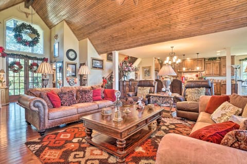 Upscale Mountain Escape with View, 10 Mi to Dwtn! House in Otto