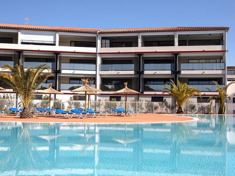 Property building, Day, Pool view, Swimming pool, sunbed