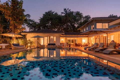 Hamptons Charm by StayVista Luxury 5BR with Pool, lawn & table tennis Villa in Maharashtra