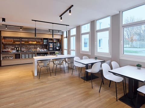 Lounge or bar, Breakfast