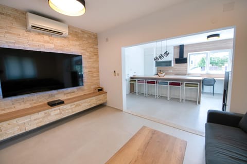 Communal lounge/ TV room, TV and multimedia, Kitchen or kitchenette, Living room, Seating area, air conditioner