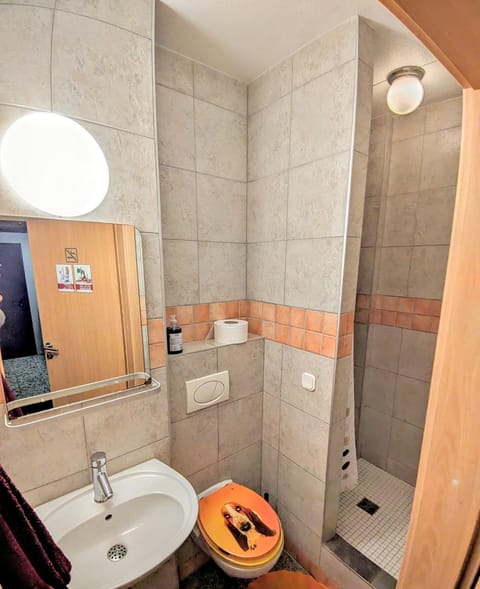 Monteurunterkunft - Hotel-Pension Schlafpunkt in Leverkusen bei Köln Bed and Breakfast in Leverkusen