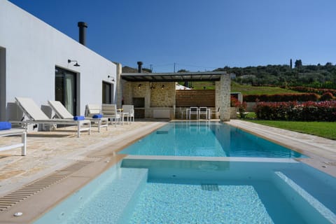 Day, Pool view