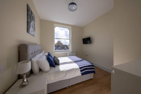 Apartment 5, Isabella House, Aparthotel, By RentMyHouse Condo in Hereford