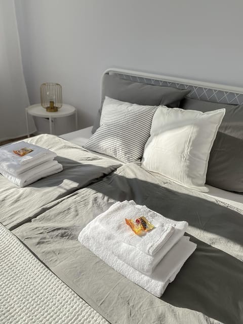 Bed, Day, Photo of the whole room, Decorative detail, Bedroom