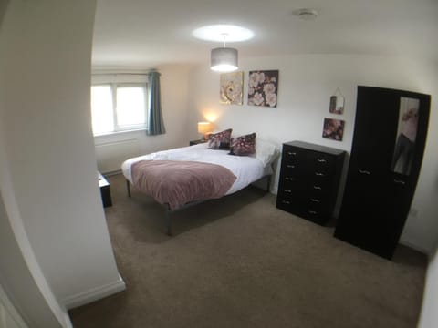 5 bedrooms, 2 Reception Rooms, 2 Shower Rooms, Sleeps up to 7, Parking, Free WiFi & Netflix, Large Garden Apartment in Corby