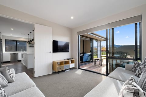 Sapphire Spring Rise House in Wanaka