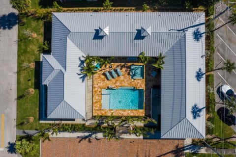 Property building, Day, Natural landscape, Bird's eye view, Pool view, Swimming pool, Location, sunbed