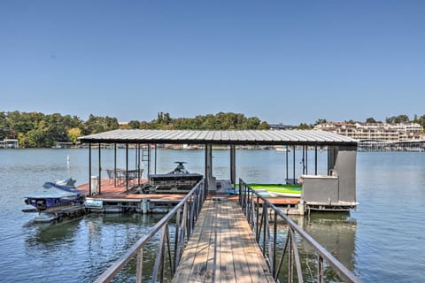 Bright and Modern Lakefront Home with Private Dock Maison in Village Four Seasons