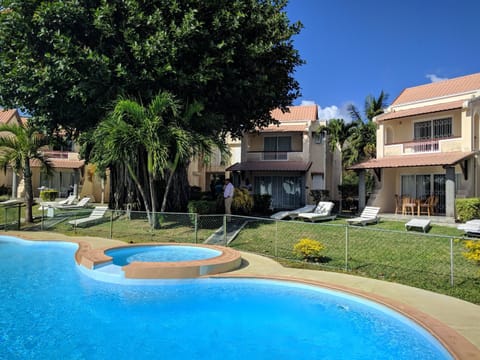 Balcony/Terrace, Pool view, Swimming pool, sunbed