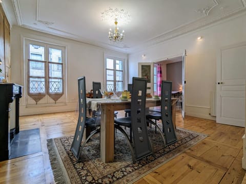 Appartement XIXe siècle - Centre-ville du Puy-en-Velay, 2 chambres, tout confort, proche monuments - FR-1-582-6 Apartment in Auvergne-Rhône-Alpes