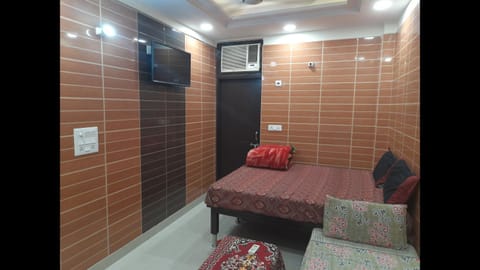 Room in Guest room - Posh Foreigner Place Luxury Room In Lajpat Nagar Bed and Breakfast in New Delhi