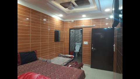 Room in Guest room - Posh Foreigner Place Luxury Room In Lajpat Nagar Bed and Breakfast in New Delhi