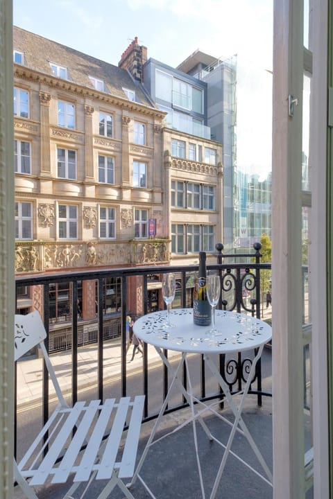 Boutique apartment with balconies - in the very heart of Leeds Apartment in Leeds