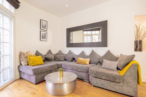 Boutique apartment with balconies - in the very heart of Leeds Apartment in Leeds