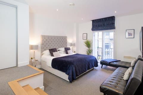 Boutique apartment with balconies - in the very heart of Leeds Apartment in Leeds