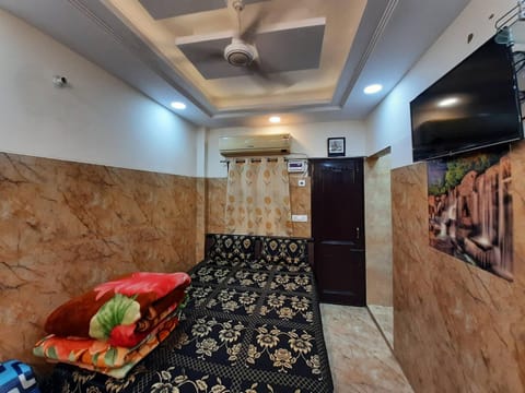 Cream Location,wifi With Android Tv, Luxury Room Condo in New Delhi