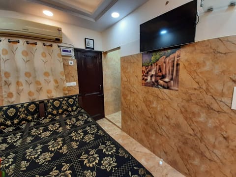 Cream Location,wifi With Android Tv, Luxury Room Condo in New Delhi