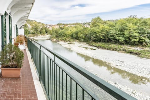 Property building, Balcony/Terrace, River view