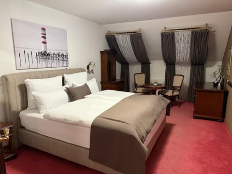 Bed, Living room, Photo of the whole room, Seating area, Bedroom