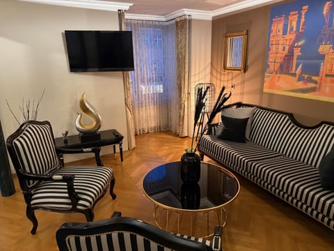 Communal lounge/ TV room, TV and multimedia, Living room, Seating area, Evening entertainment