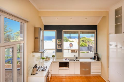 Kitchen or kitchenette, Sea view