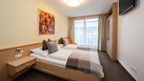 Communal lounge/ TV room, Bed, TV and multimedia, Photo of the whole room, Bedroom