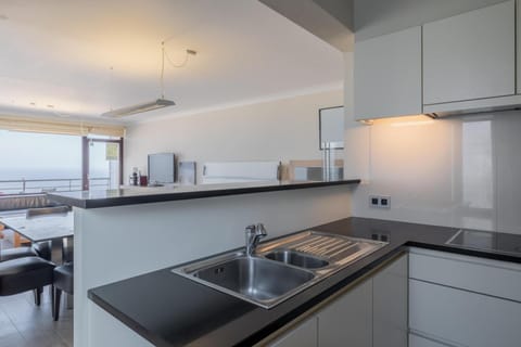 Kitchen or kitchenette, dishwasher, stove