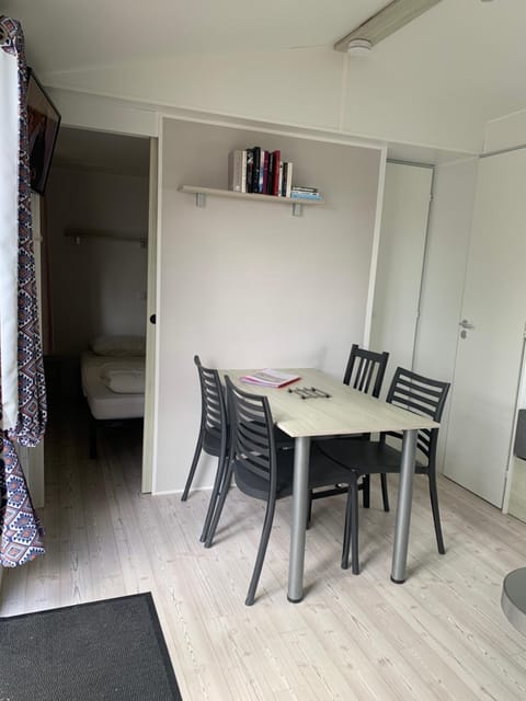 Mobil Home 10 M et Mme COLAS Campground/
RV Resort in Normandy