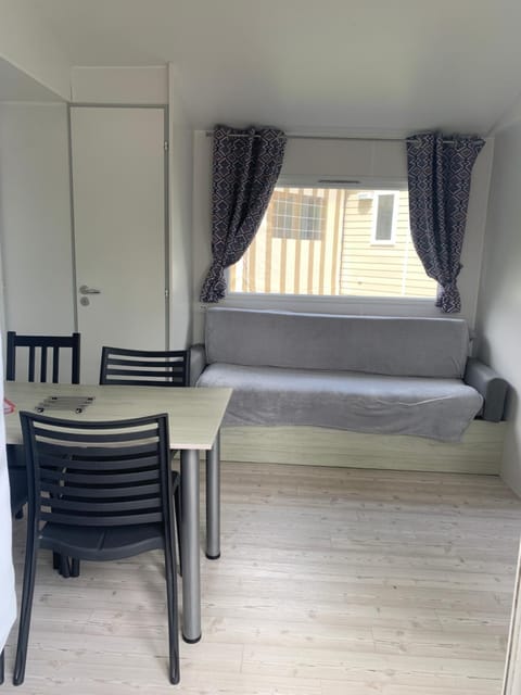 Mobil Home 10 M et Mme COLAS Campground/
RV Resort in Normandy