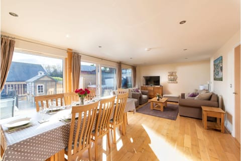 TV and multimedia, Living room, Dining area