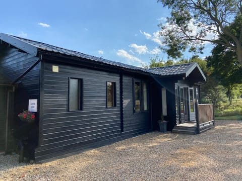 Spacious Garden Lodge at The Chestnuts, Norfolk Apartment in South Norfolk District