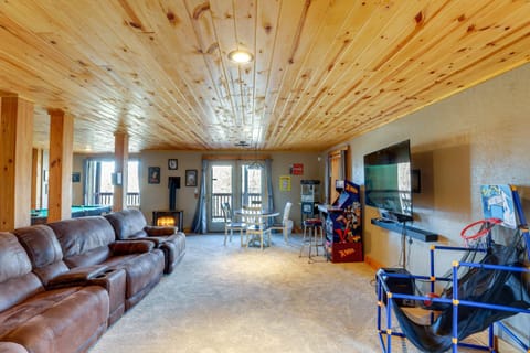 Powderhorn Mountain Cabin with Hot Tub and Game Room House in Watauga