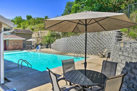 Centrally Located Brandon Condo with Pool Access Apartment in Branson