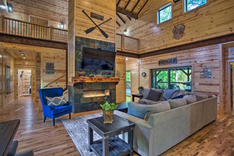 Expansive Luxury Cabin Game Room, Fire Pit, Deck! House in Oklahoma