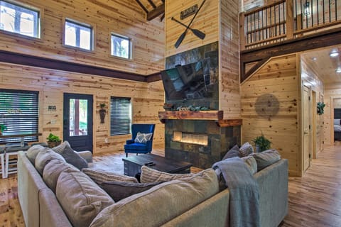 Expansive Luxury Cabin Game Room, Fire Pit, Deck! House in Oklahoma