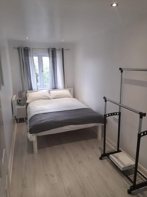 Penthouse Apartment FREE wi-fi & Parking Occasional Bed Available Apartment in Shirley