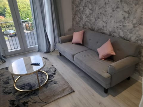 Penthouse Apartment FREE wi-fi & Parking Occasional Bed Available Apartamento in Shirley