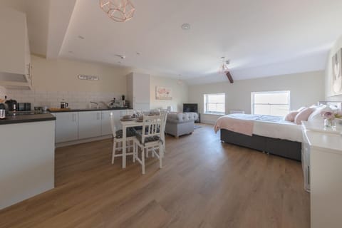 Apartment 9, Isabella House, Aparthotel, By RentMyHouse Condo in Hereford