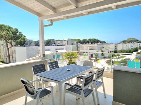 View (from property/room), Balcony/Terrace, Seating area, Dining area