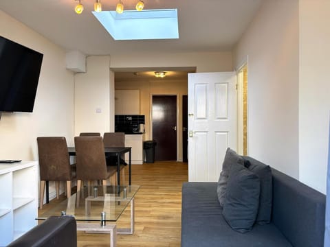 London Deluxe 6 Bedroom House House in Barking